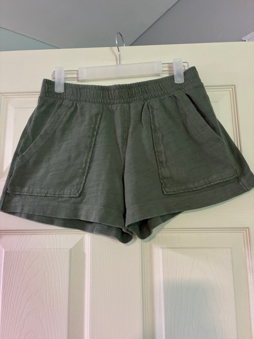 Women’s Elastic-Waist Casual Shorts in Olive Green